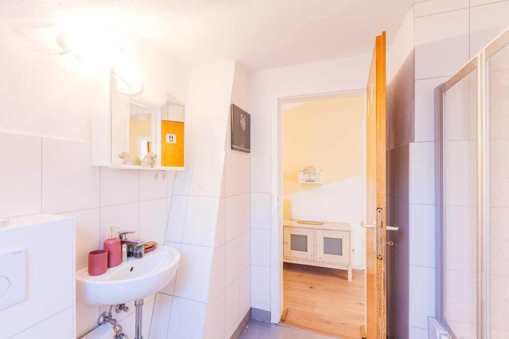 - 3-Bedroom Apartment Luxury: Central & Spacious In Duisburg & Big Tv And Kitchen - Exterior foto
